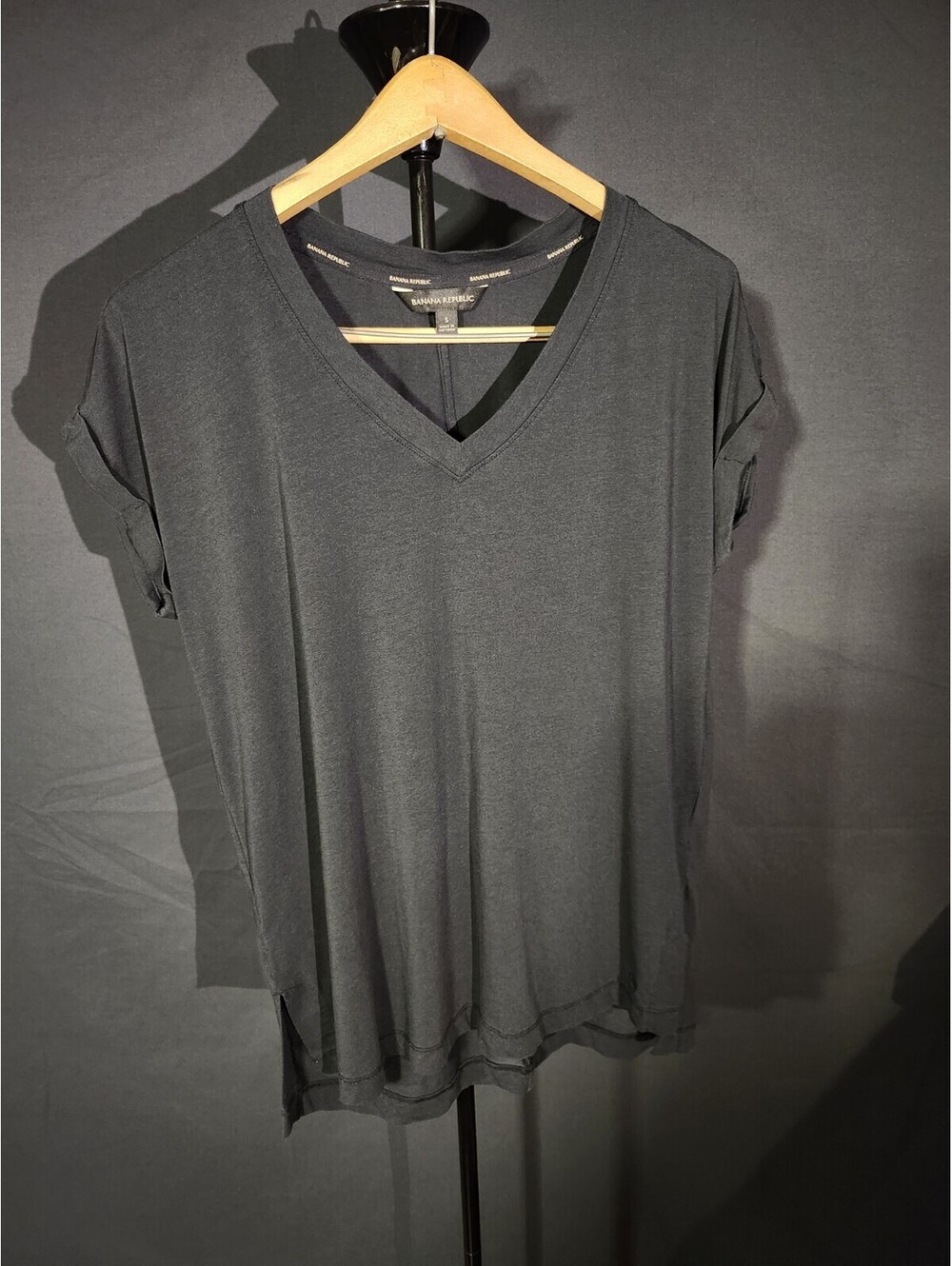 Banana Republic Women’s Small Black V-Neck Cuffed Sleeve T-Shirt Regular 096